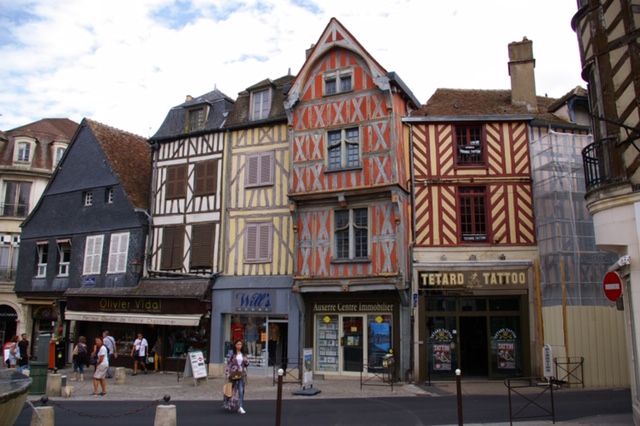 Auxerre medieval houses.JPG