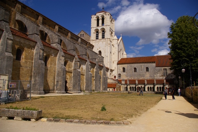 Basilique de Vezelay side view.JPG