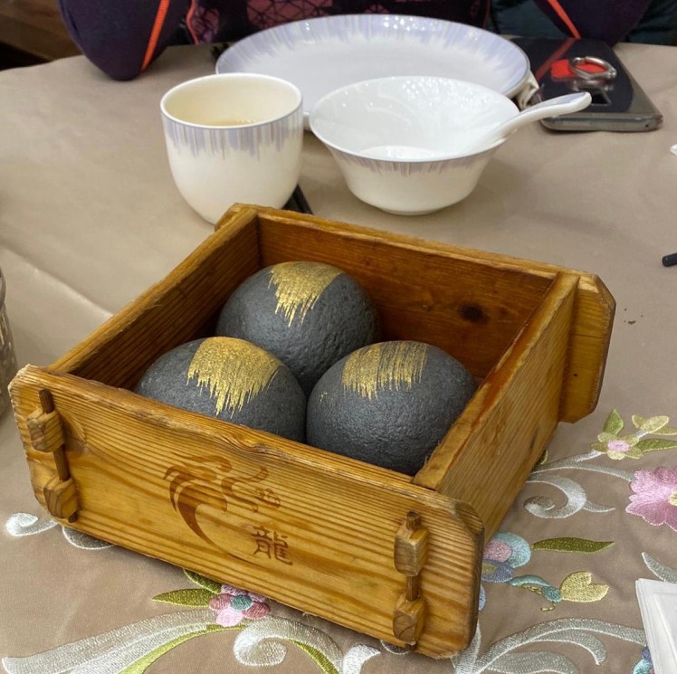 竹炭黑金流沙包 Black steamed Molten Yolk Bun